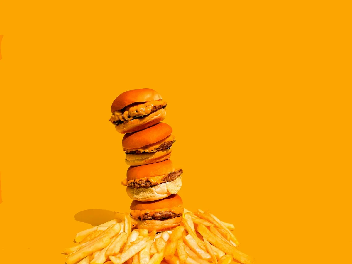 Hambúrgueres e batatas fritas, ilustrando o exemplo de uma hamburgueria.